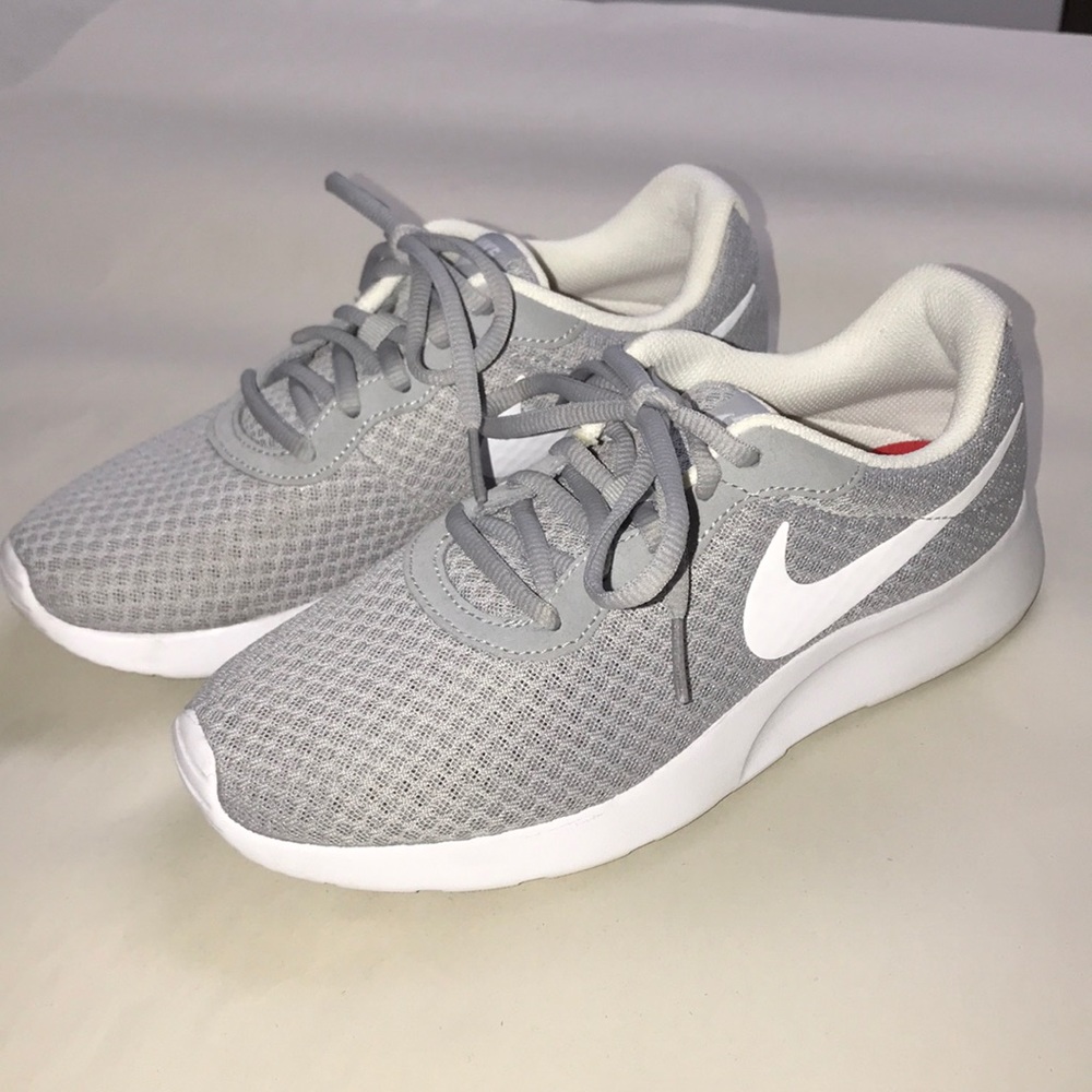 Women Gray Nike Tennis Shoes Size 7